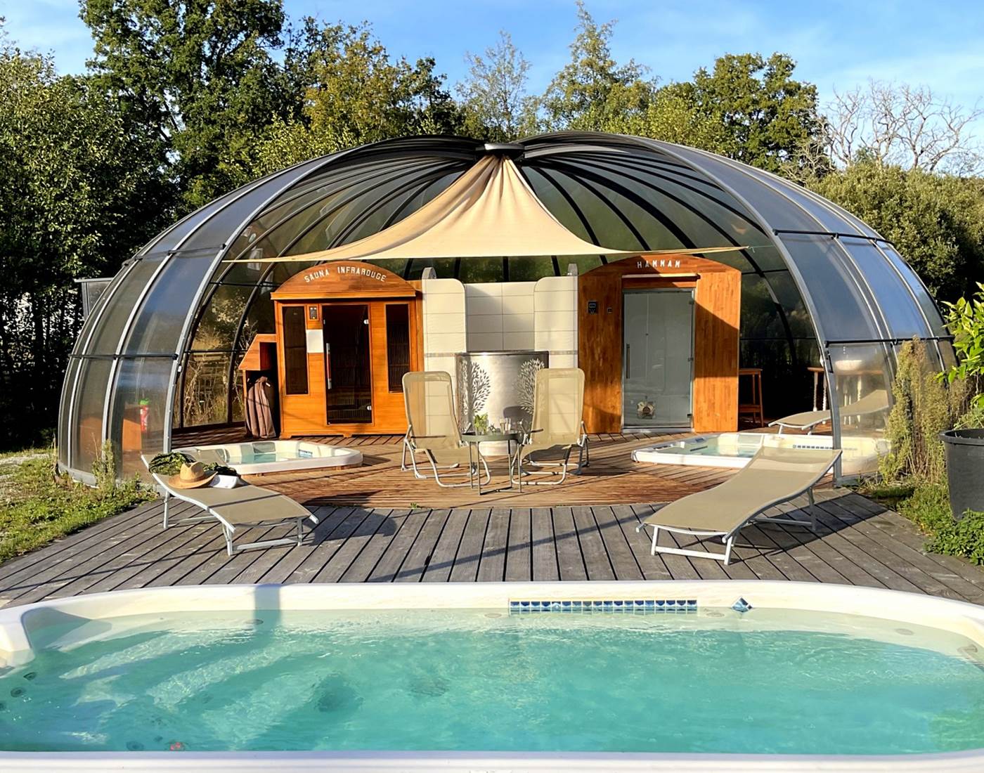 SPA vue d'ensemble, 2 jacuzzis intérieurs et 1 à l'extérieur