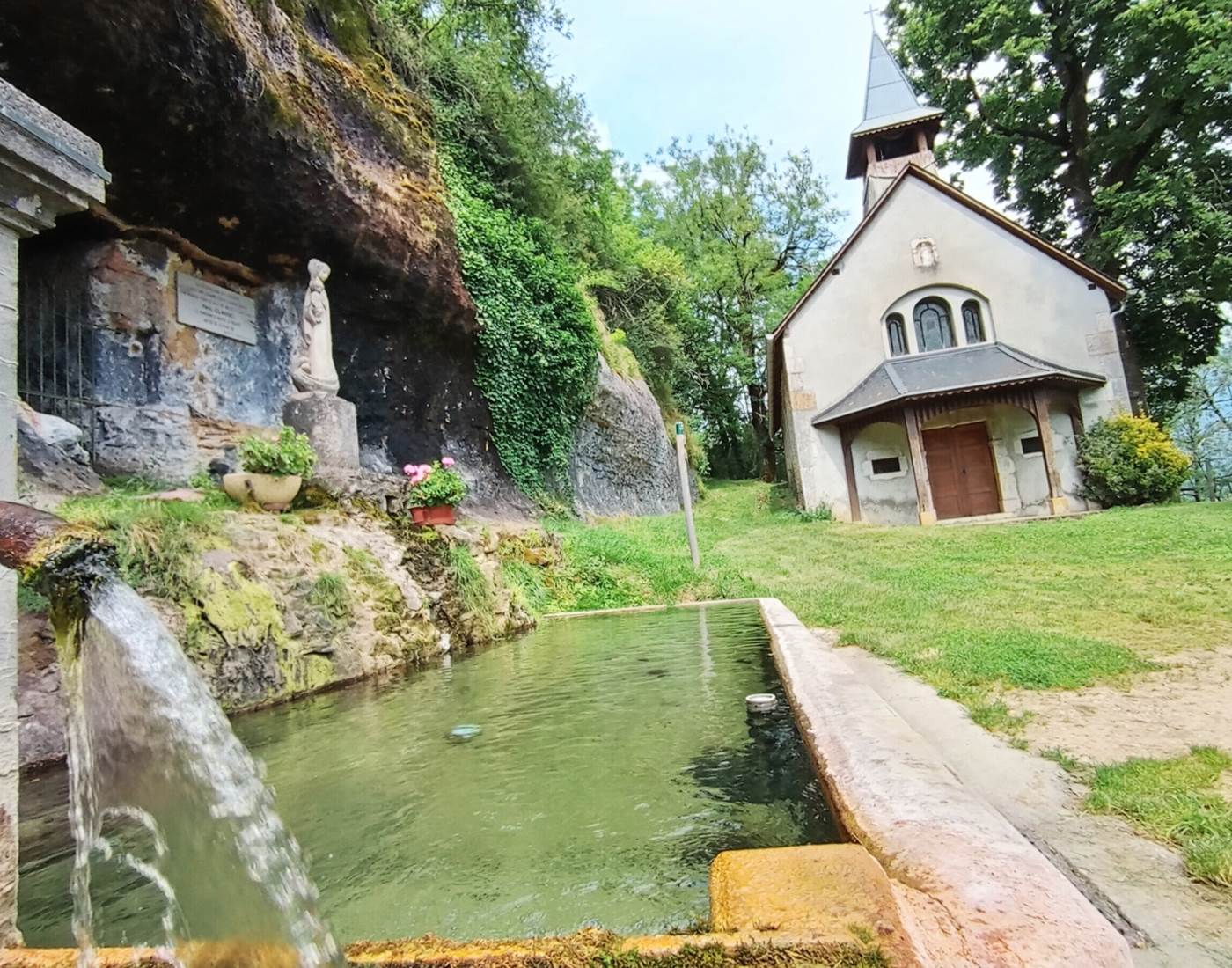 À 5 minutes du Manoir du Colombier , la chapelle de Ladoue vous attend pour un moment hors du temps. Une petite fontaine nichée devant une grotte naturelle abrite une statue de la Vierge qui veille paisiblement sur les visiteurs. Un lieu plein de sérénité et mystère pour un we à 1h d'Annecy.