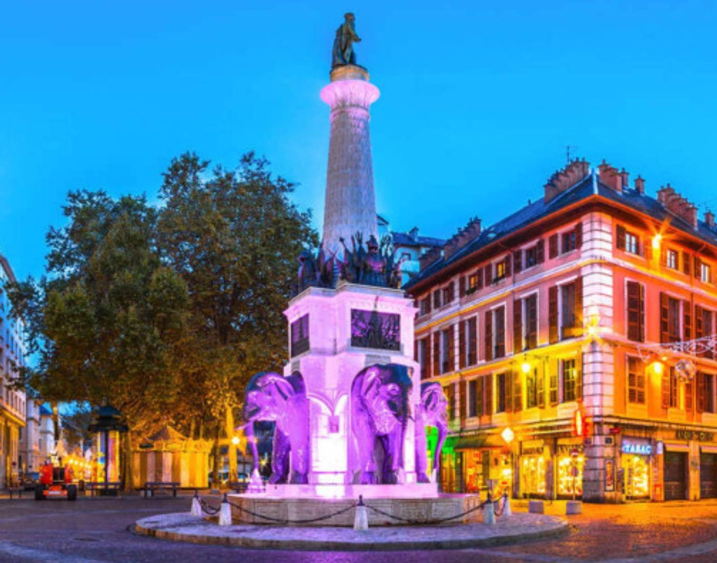 À 1h du Manoir du Colombier, Chambéry vous invite à une escapade au cœur de son histoire, entourée de lacs et de montagnes, pour un séjour en famille en Auvergne-Rhône-Alpes