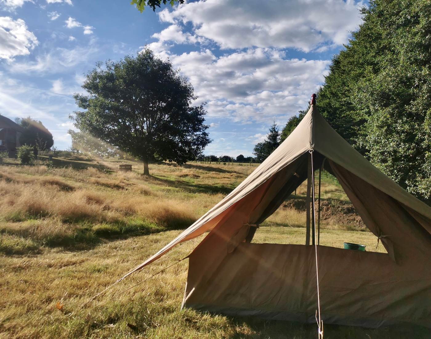 Aire de bivouac avec tentes toutes équipées à disposition