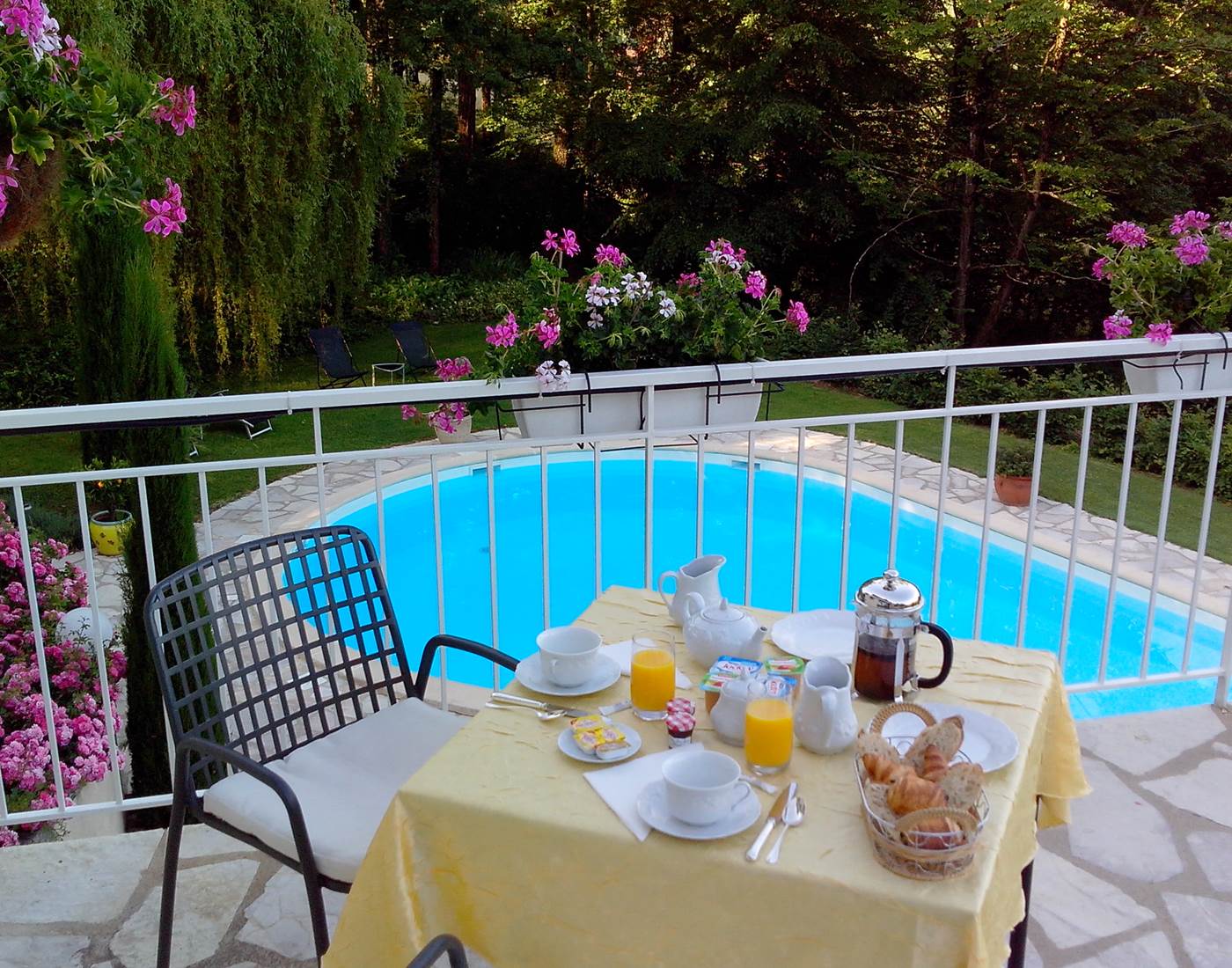Villa Ric, petit- déjeuner, vue piscine, vue nature et Saint-Céré
