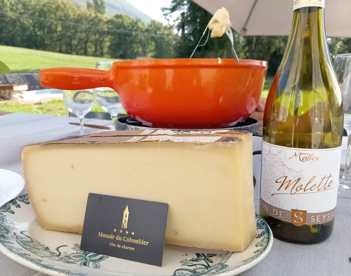 Fondue savoyarde : Partagez un moment convivial avec notre fondue savoyarde : Séjour 4 étoiles – Détente et gastronomie en Auvergne-Rhône-Alpes