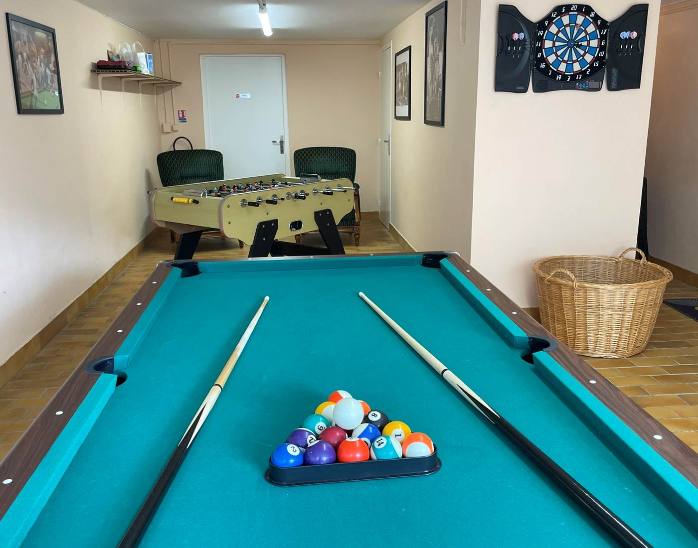 Salle de jeux du gîte Au Gré des Souvenirs avec billard et baby-foot en Touraine