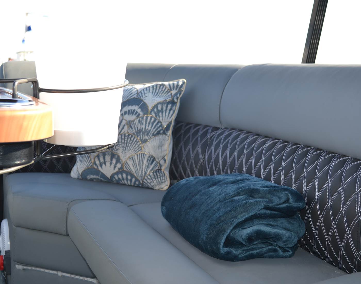 Plaid et coussin à disposition pour votre confort