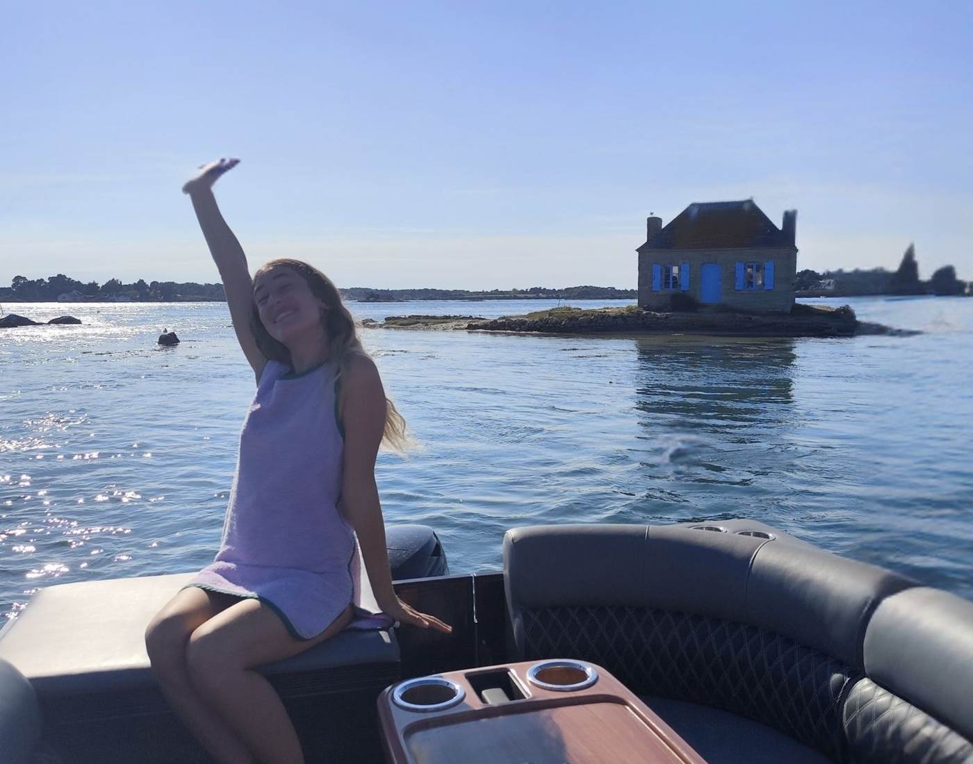 Luiza face à la maison de St Cado