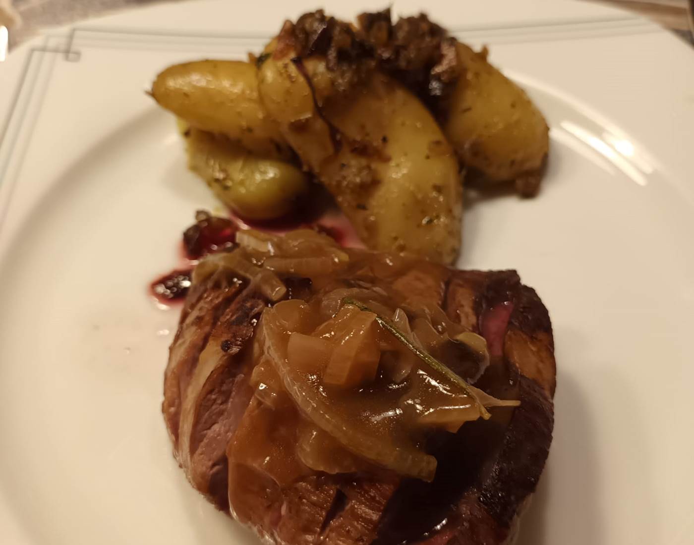 Magret de canard accompagné de ses pommes de terre revenues à l'ail et aux échalottes, et un cèpe du jardin - Le Veilleur de Noblat