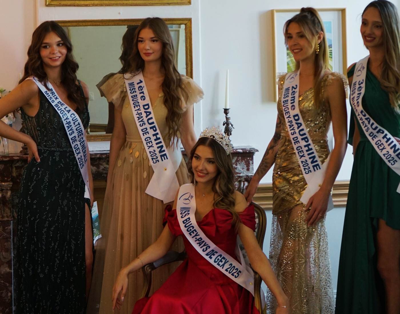 5 Miss dans le salon du Manoir du Colombier