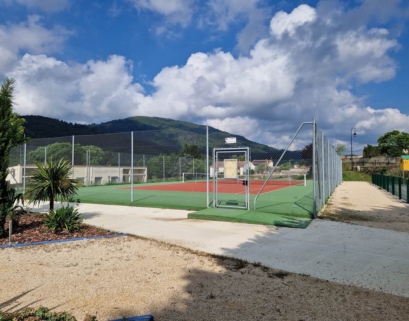 Terrain de tennis à 5 minutes à pied...