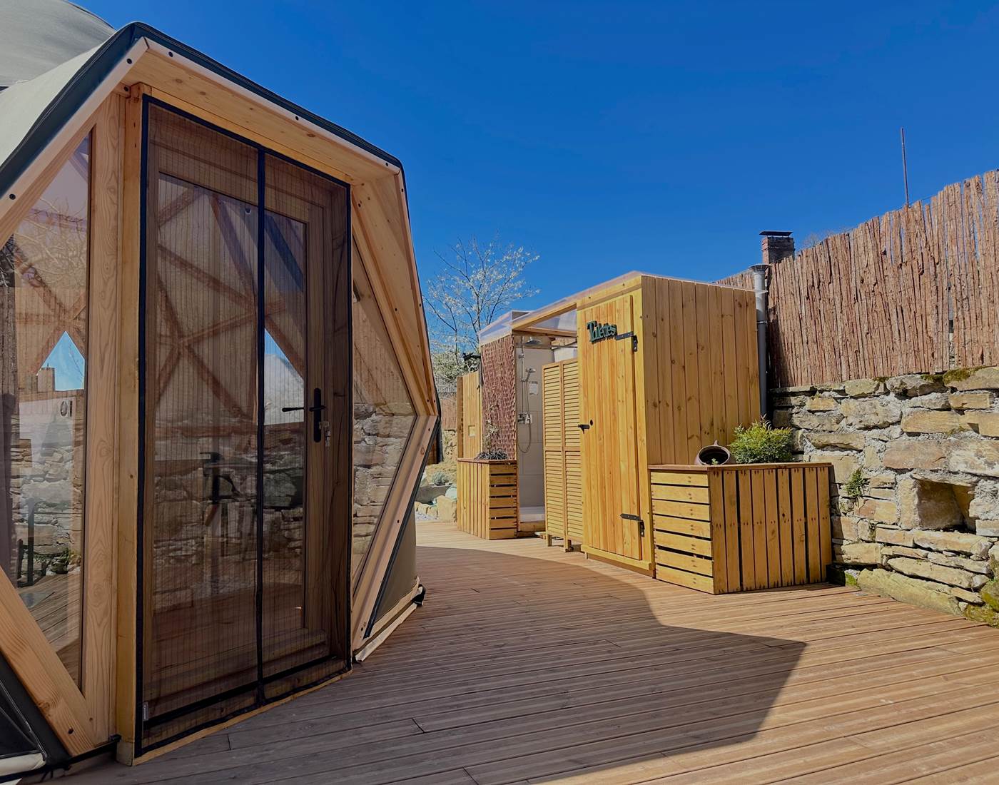 Espace sanitaire abrité sur la terrasse (à 2m du dôme)