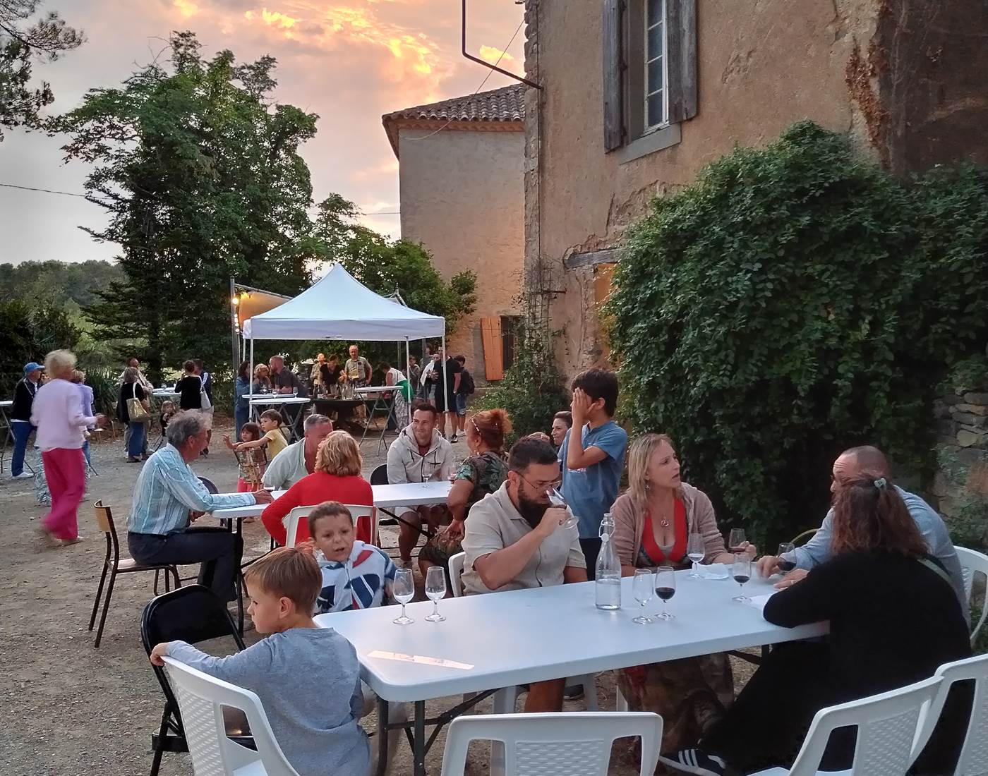 On déguste dans une ambiance authentique