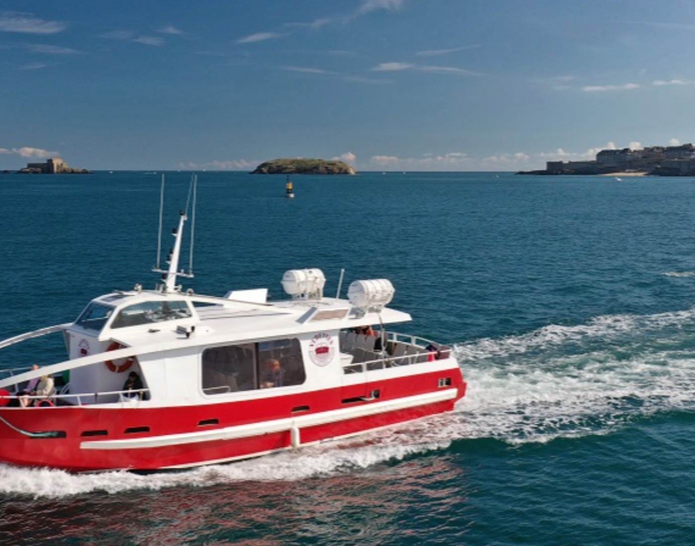 5) Prendre le bateau pour Saint Malo (@ Bateaux Rouges)
