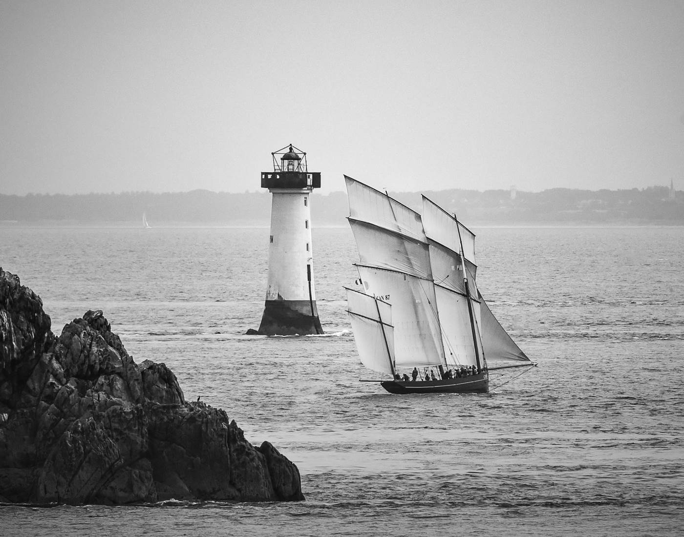 La bisquine canalise au phare du Herpin