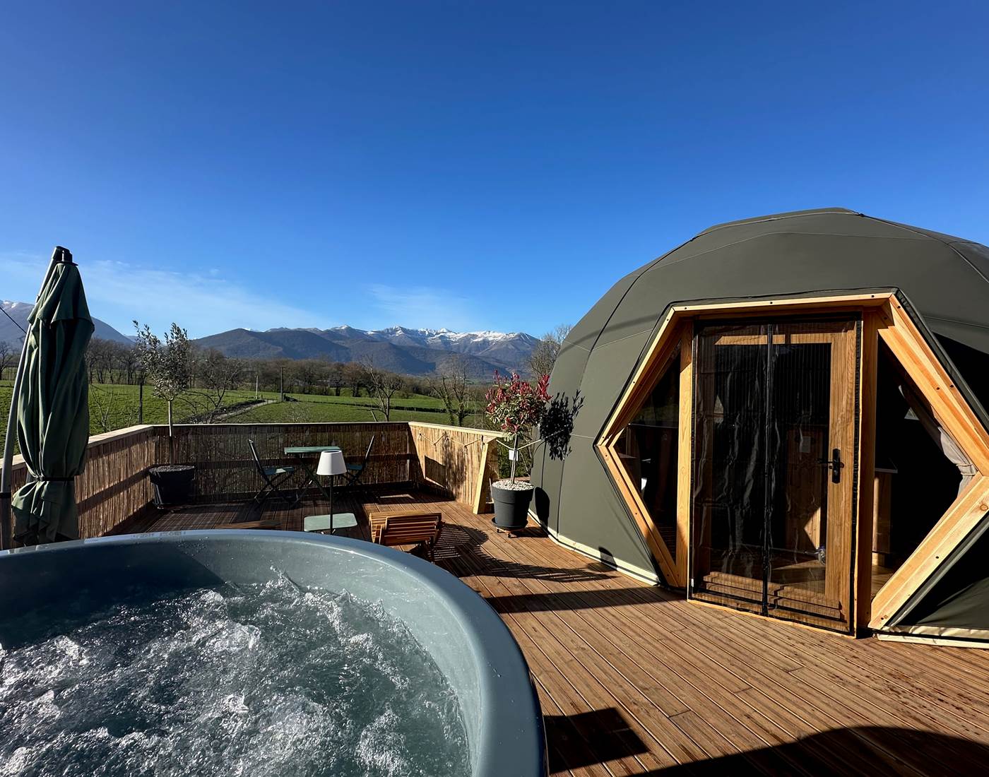 Terrasse privative avec bain nordique et vue panoramique sur les Pyrénées.