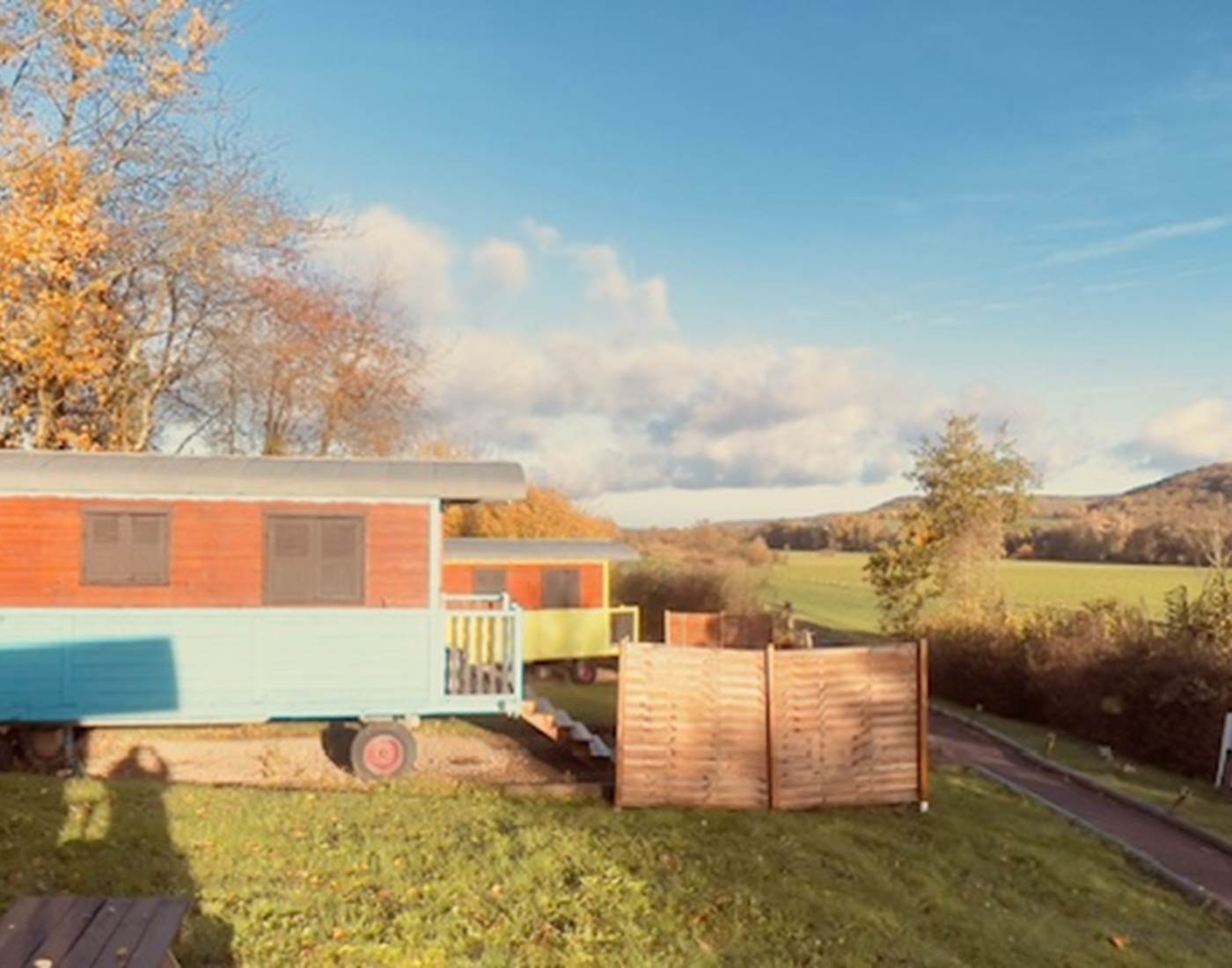 roulottes-domaine-des-droles-de-dames-vue-nature-buding-moselle.jpg--Vue sur la campagne autour du Parc de la Canner, à proximité du Domaine des Drôles de Dames