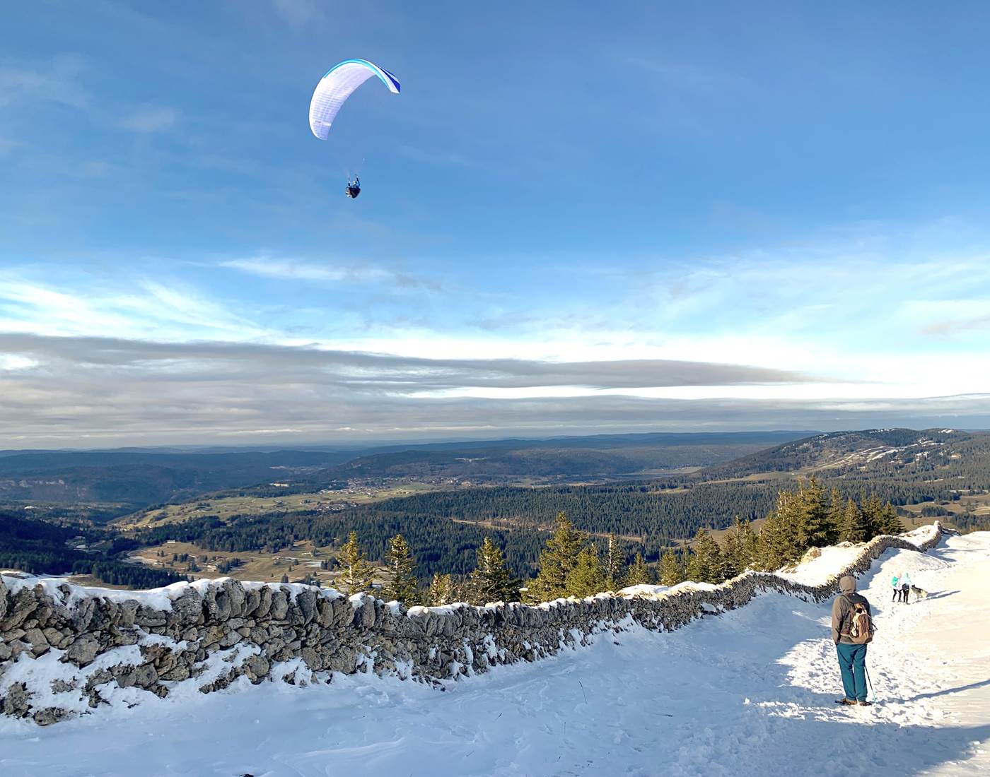 Parapente et vue depuis le sommet de la Dole