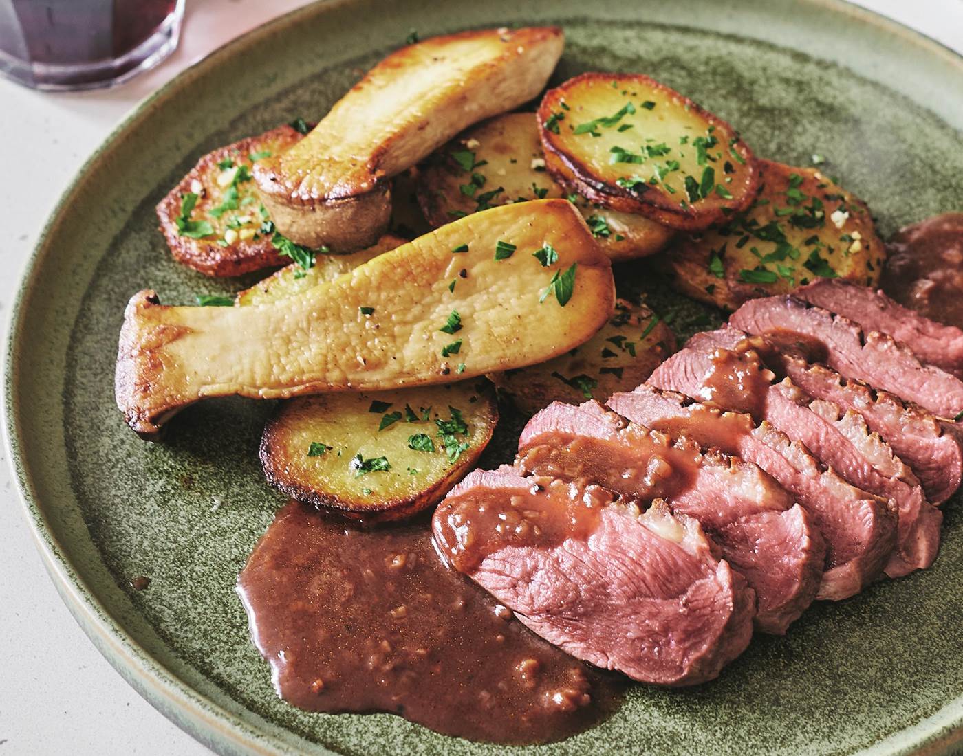 Assiette de magret de canard et pommes de terre Salardaise