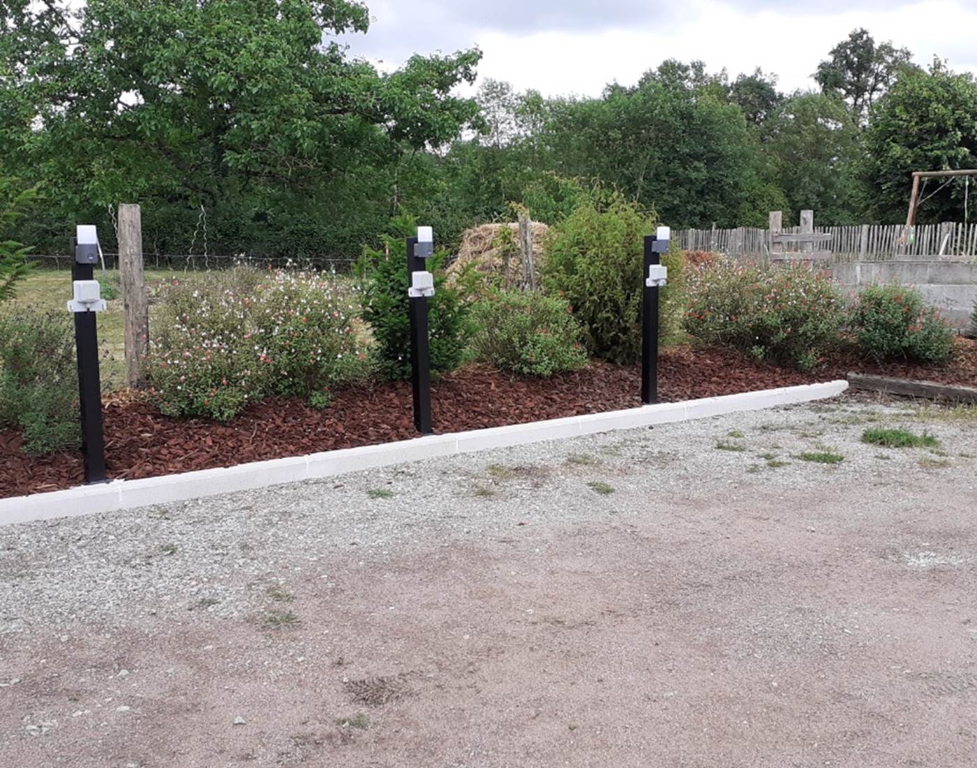 LE PARKING ET LES BORNES DE RECHARGEMENT