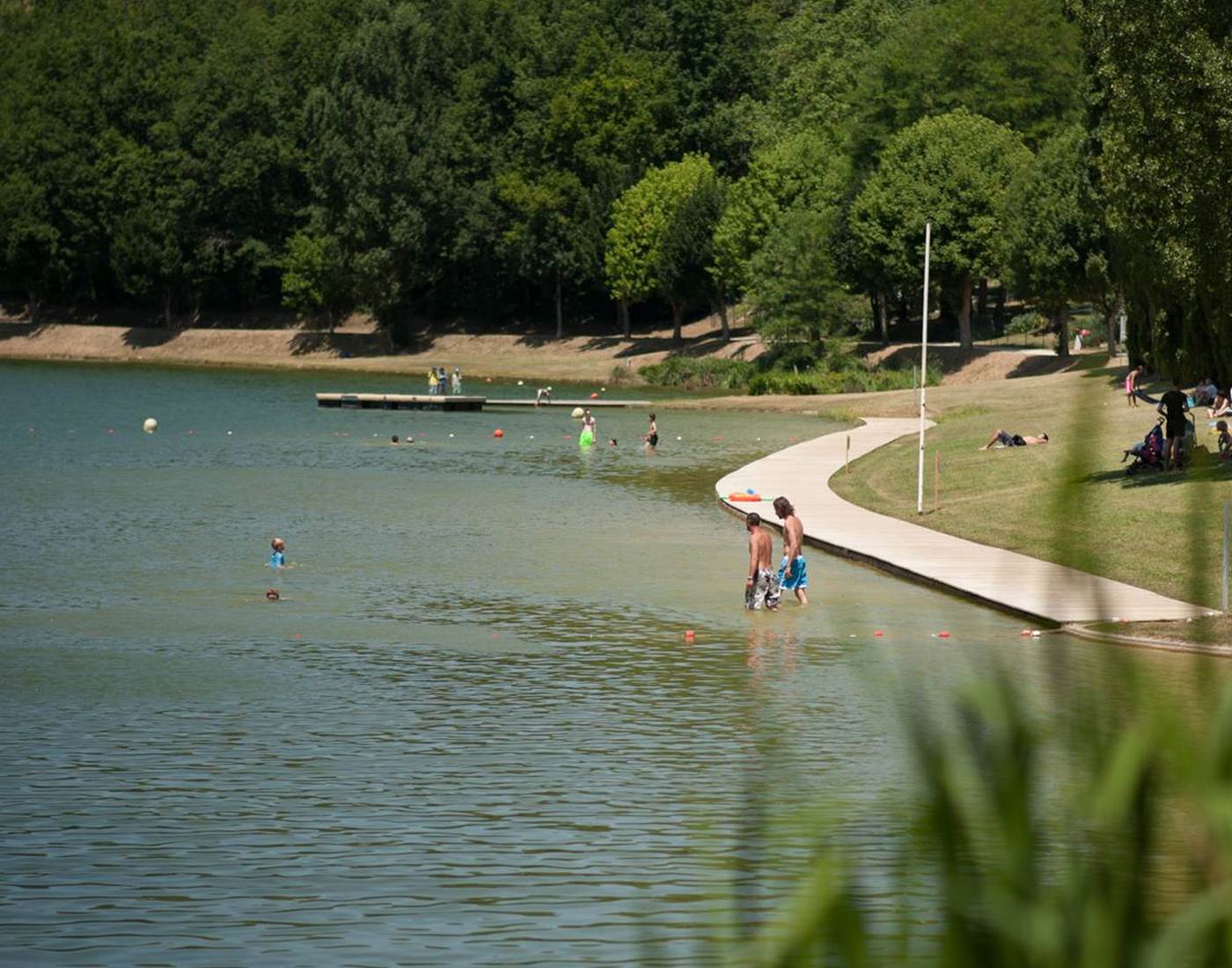 baignade_au_plan_deau_ecoute_sil_pleut_a_gourdon_-_c_lot_tourisme_-_c