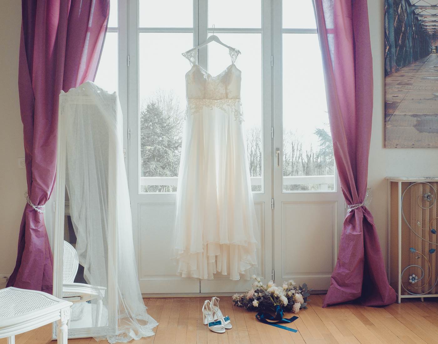 Séance habillage de la mariée dans la chambre "Castagnède"