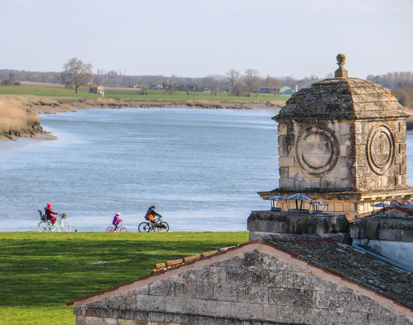Balade à vélo sur l'arsenal de Rochefort, le long de la Charente-page