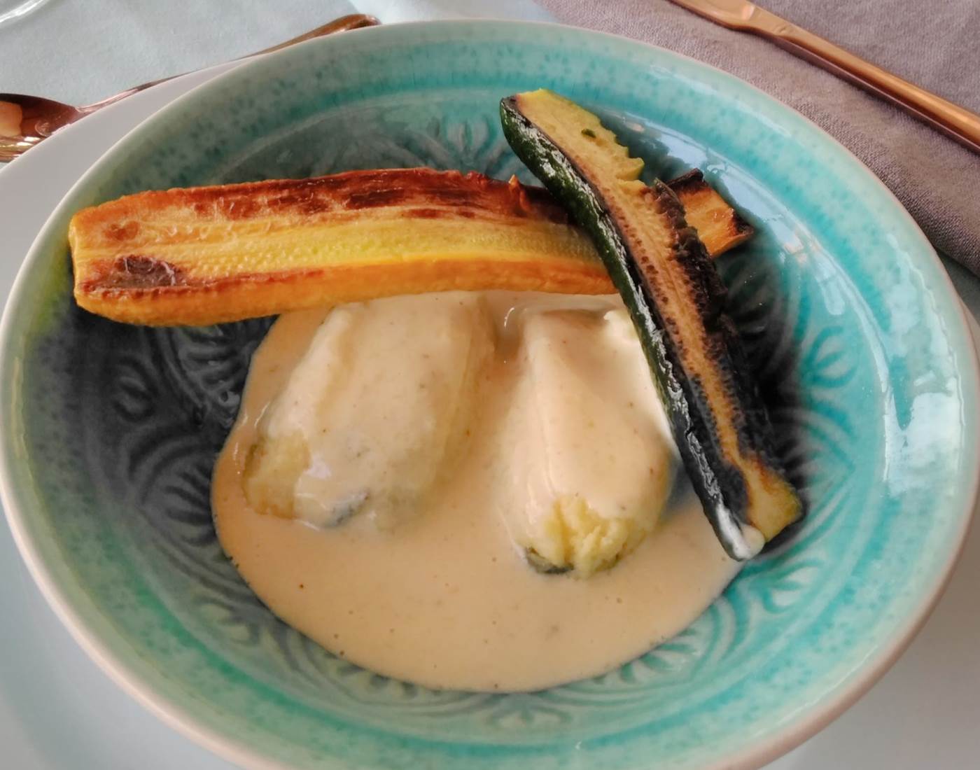 quenelles nature, crème de parmesan, courgettes grillées