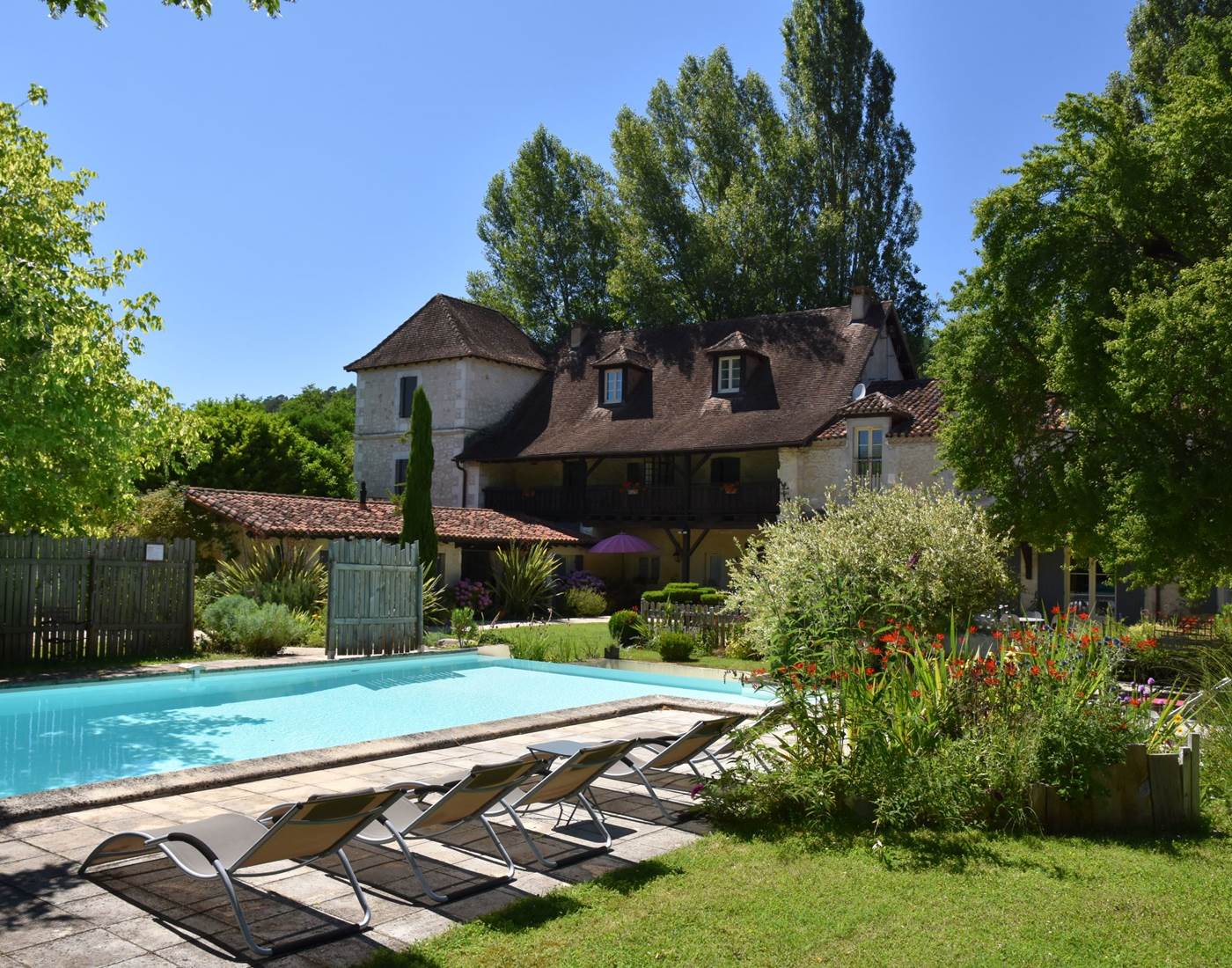 Piscine chauffée au Mas des Bories Dordogne