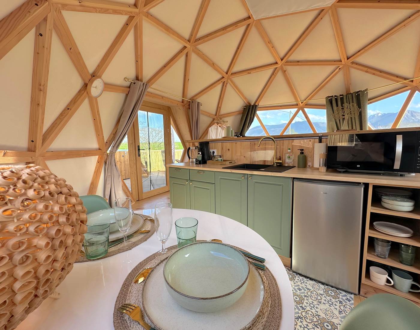 Cuisine aménagée, avec table pour un repas romantique