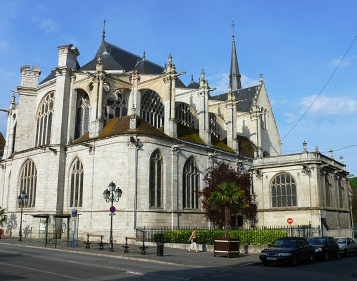 Eglise Sainte Madeleine (2 minutes à pied)
