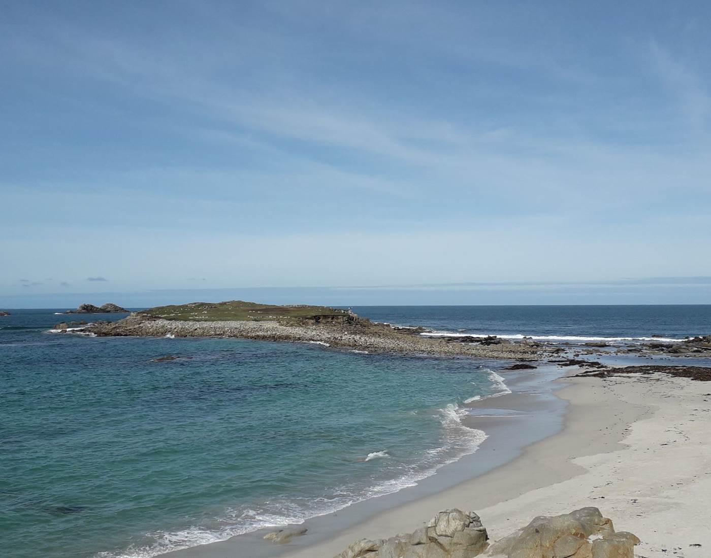 A 150 mètres des Chalets de Kerescar l'île Ségal une des plages du sentier de randonnée GR 34