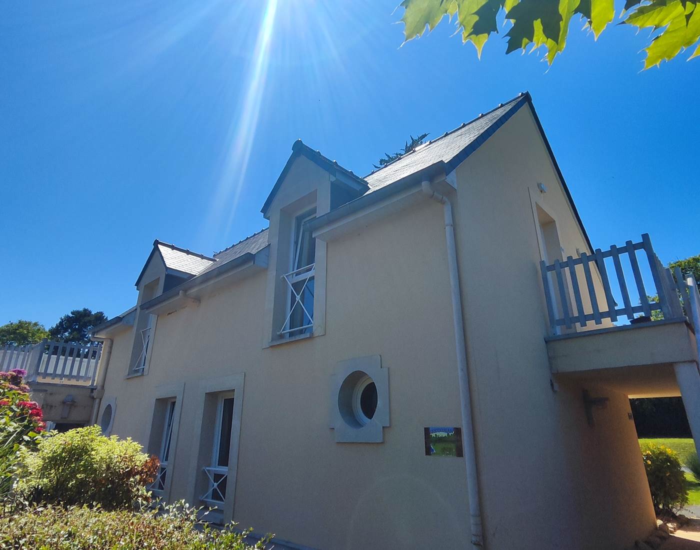 le-sherman-chambre-hotel-omaha -beach-cimetière-américain- site-historique-véhicule-militaire-ww2