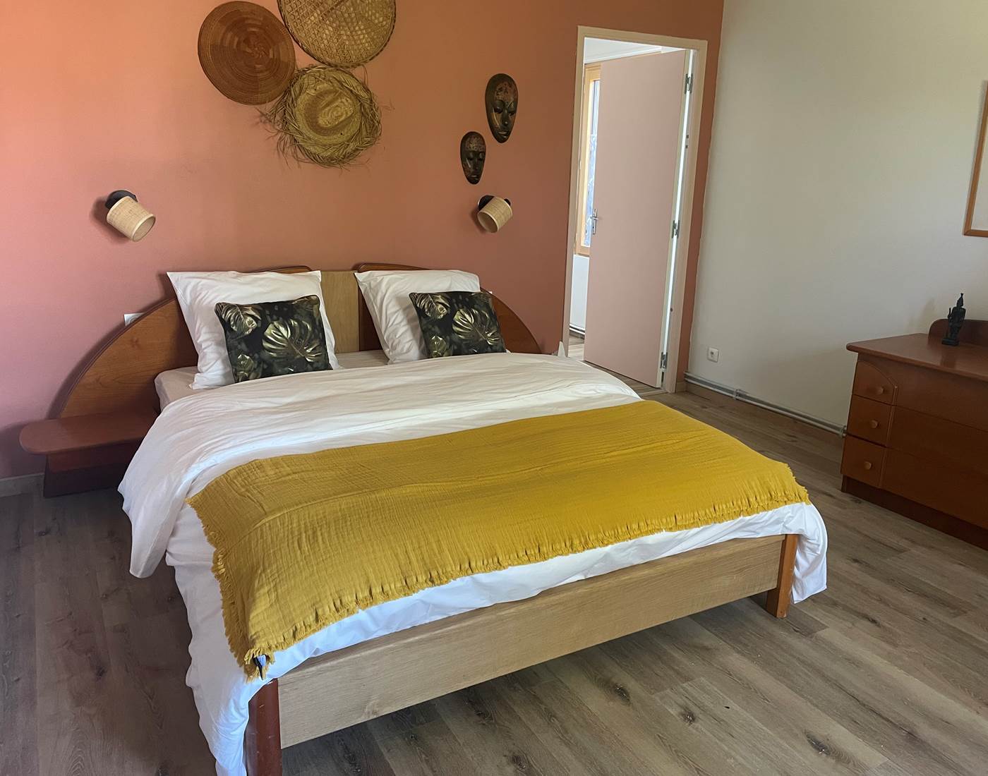 Chambre spacieuse avec lit double et vue sur jardin à 7 km du Mont-Saint-Michel