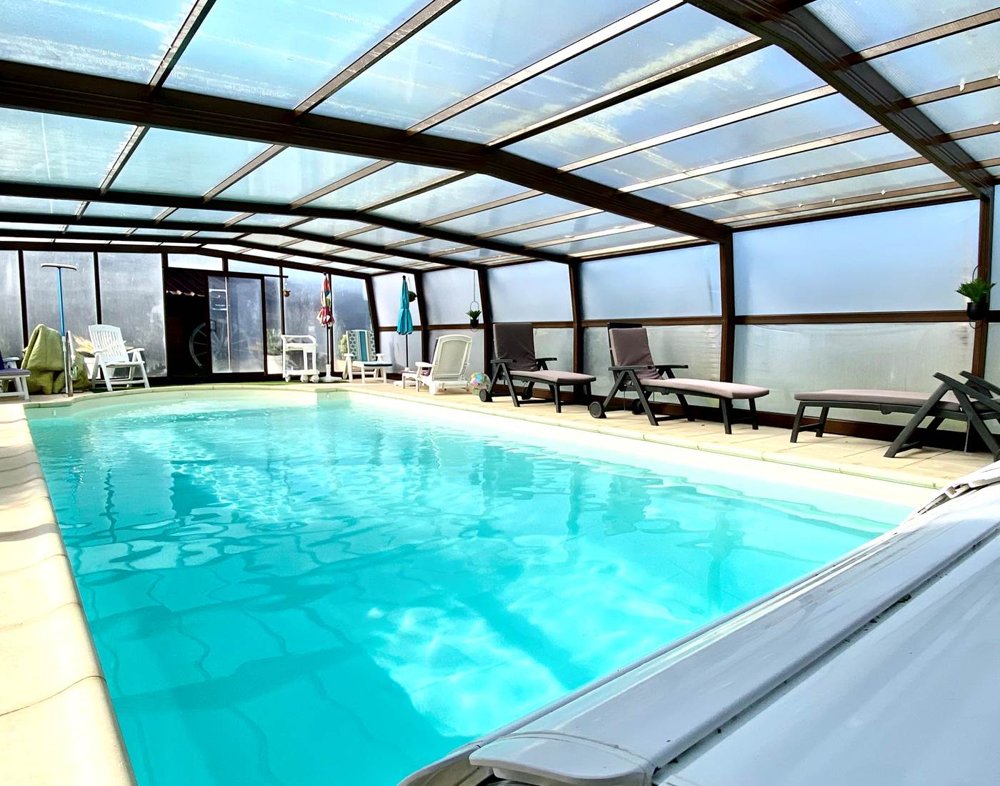 Piscine couverte avec son eau à 28°