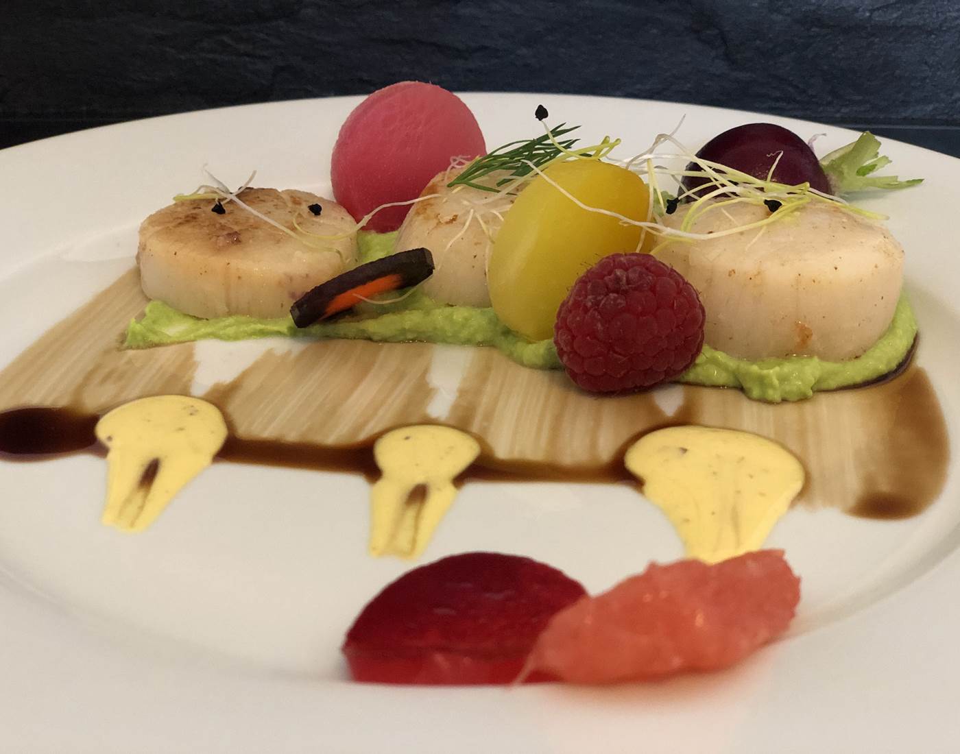 Fraicheur de Saint-Jacques, crème printanière de pois et gelée de fleur