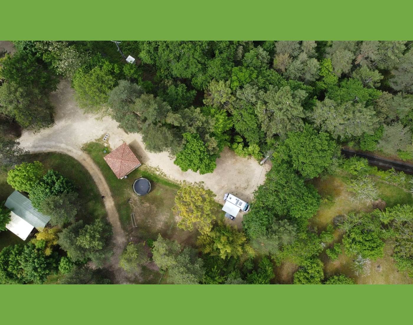 Vue aérienne de l'aire de camping-car
