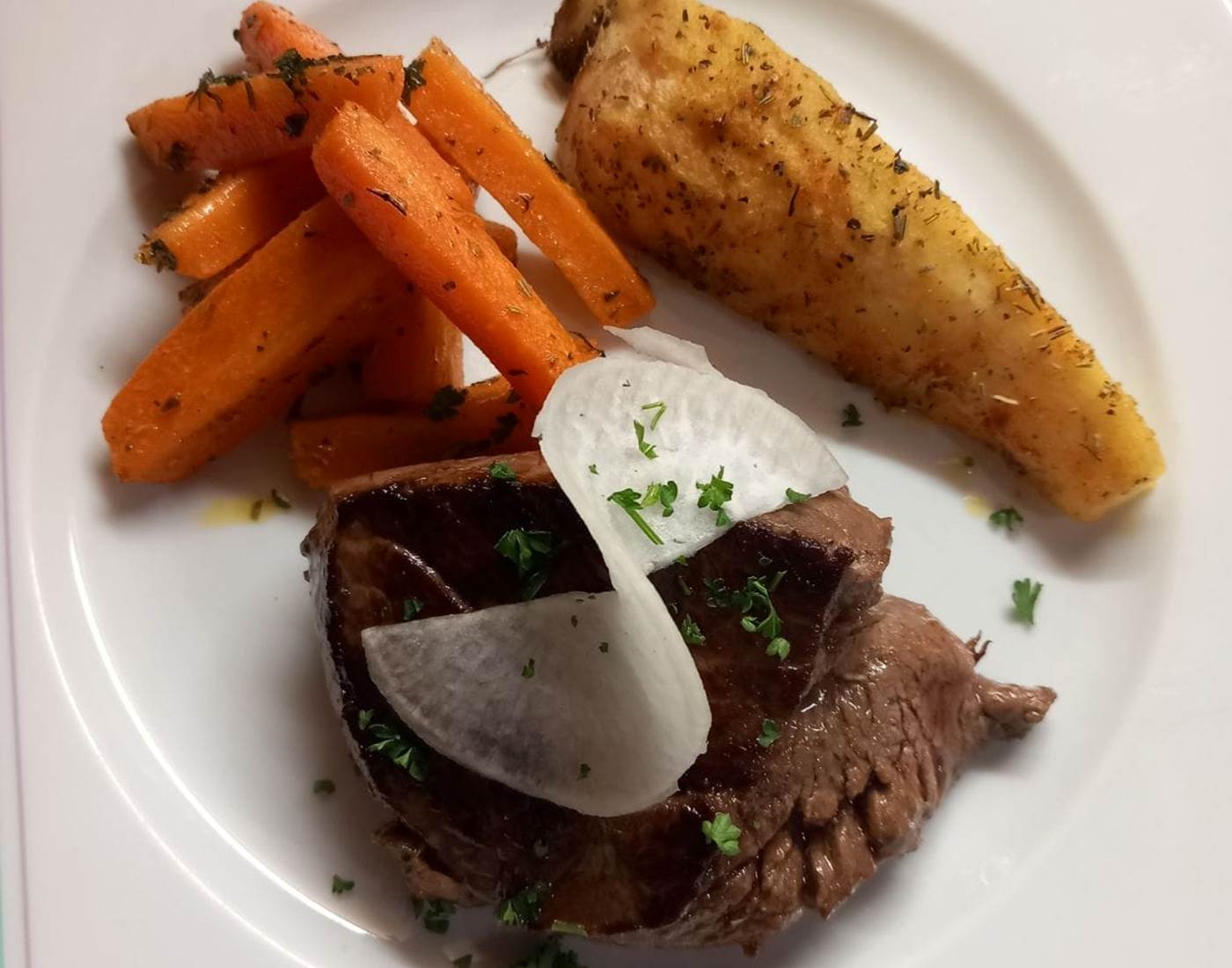 Poêlée de carottes, panais rôti aux épices, pièce de bœuf - Le Veilleur de Noblat