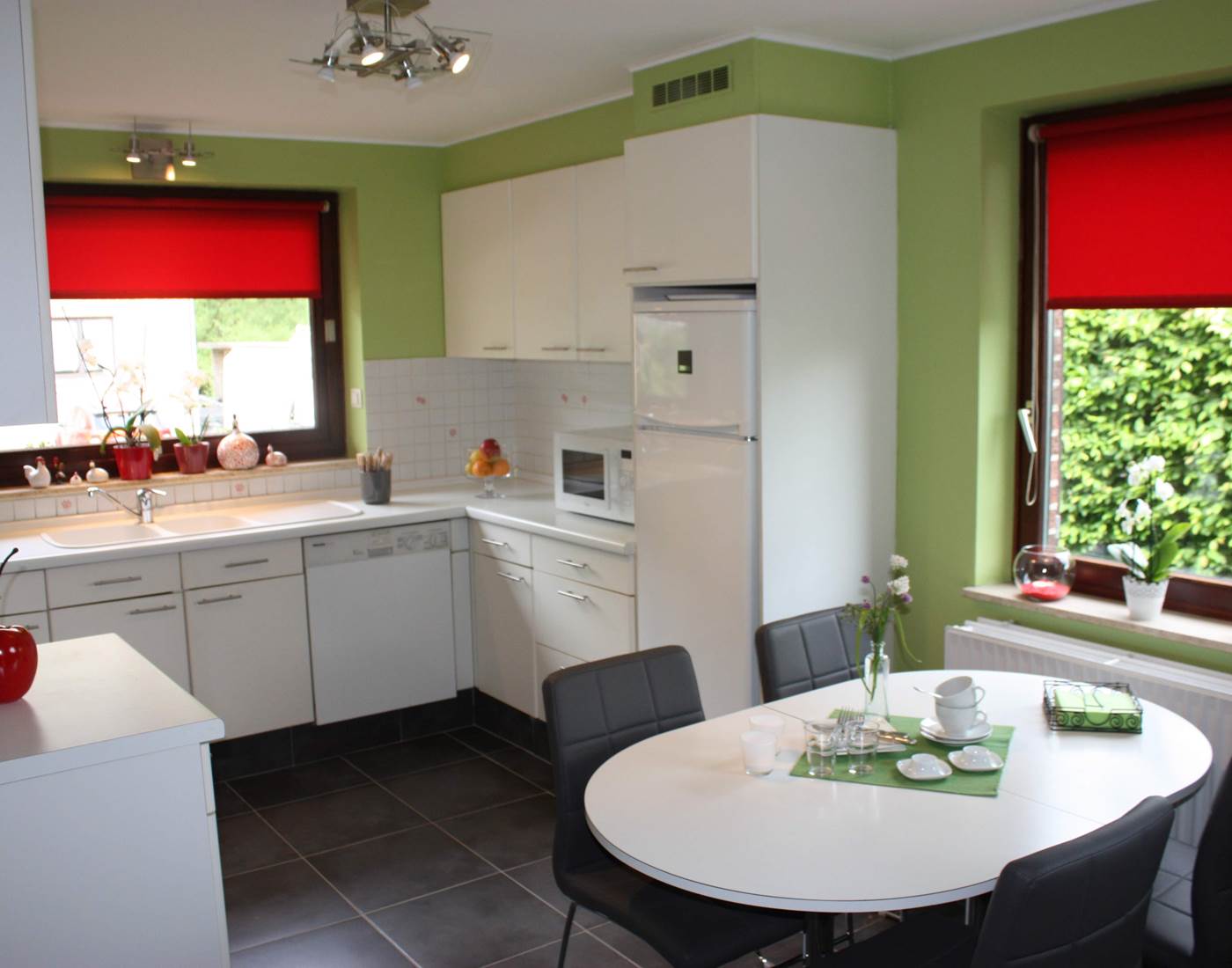 Cuisine équipée et coin à manger