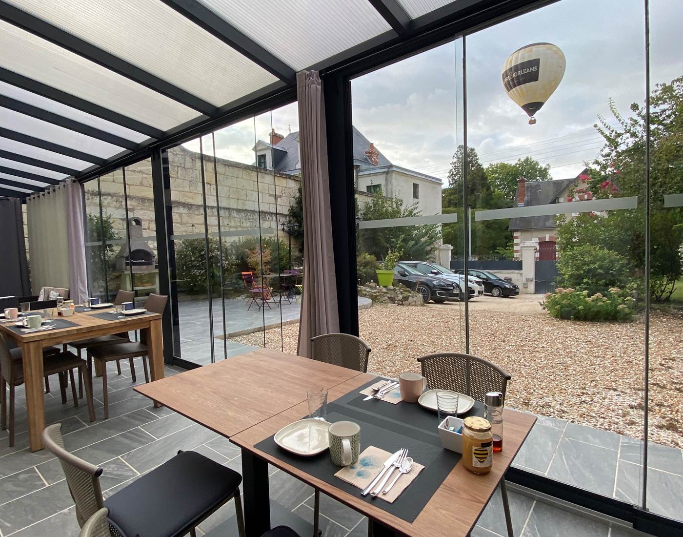 petit dejeuner vue sur la montgolfiere