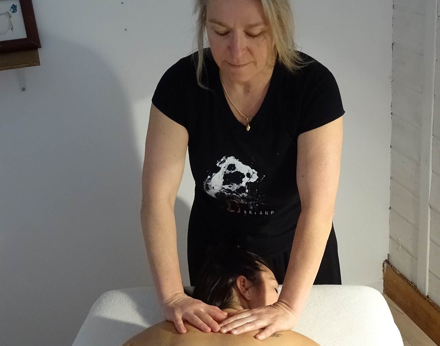 Massage du dos L.S.C®, sur table libère le dos des femmes qui en ont plein le dos-page