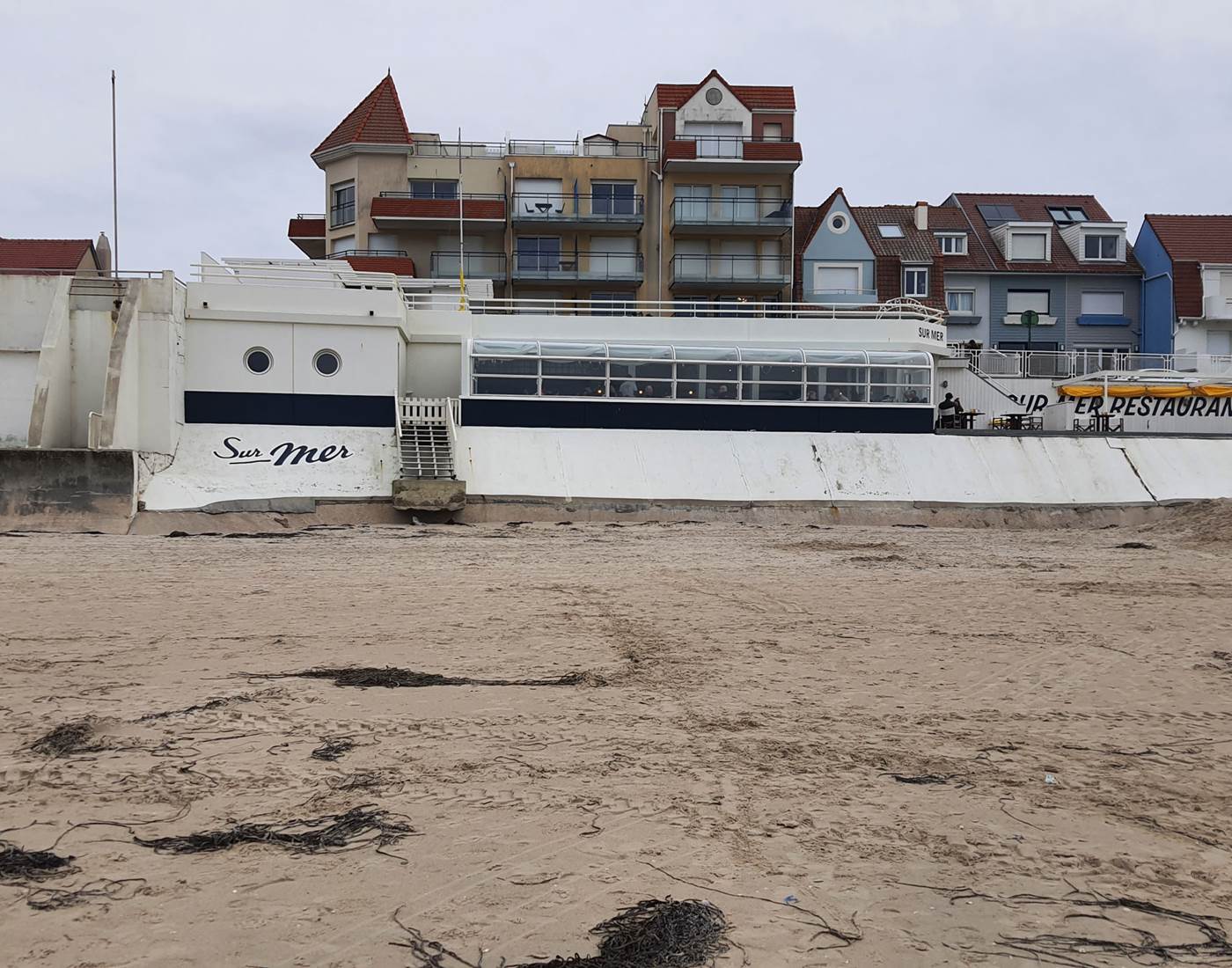 Le front de mer de Merlimont Plage et la brasserie "Sur Mer"