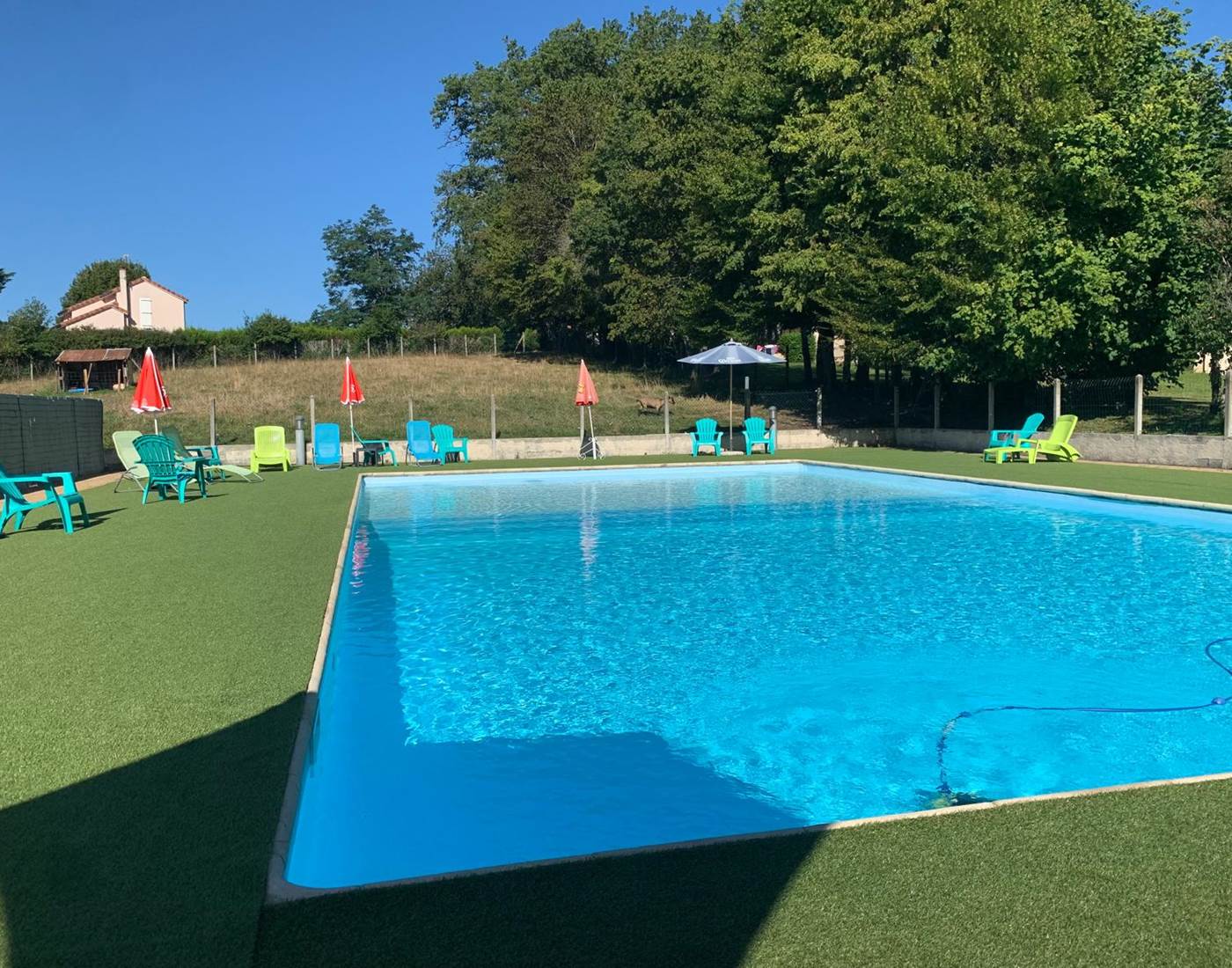 location dans le lot avec piscine