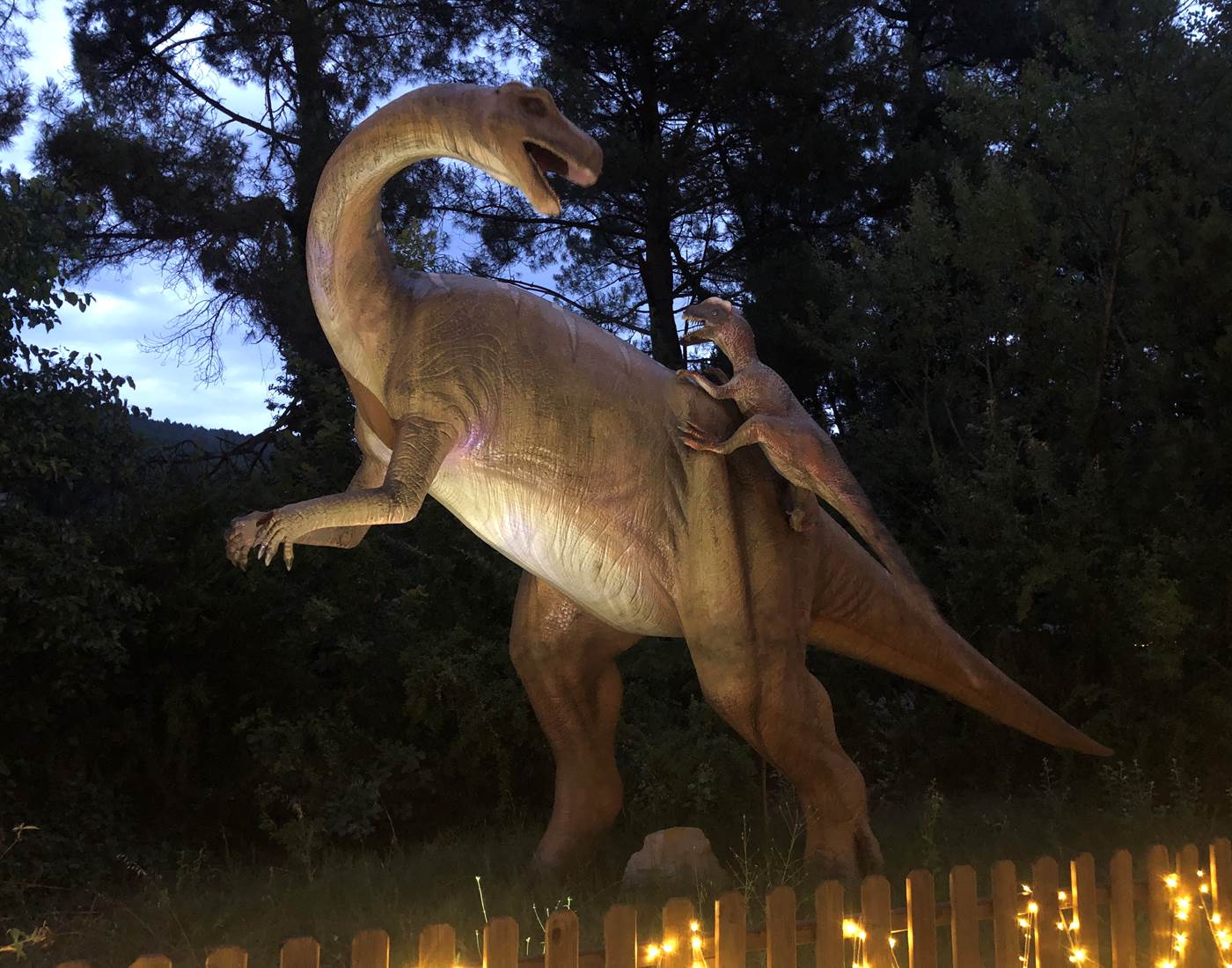Ballade nocturne à Dinopedia