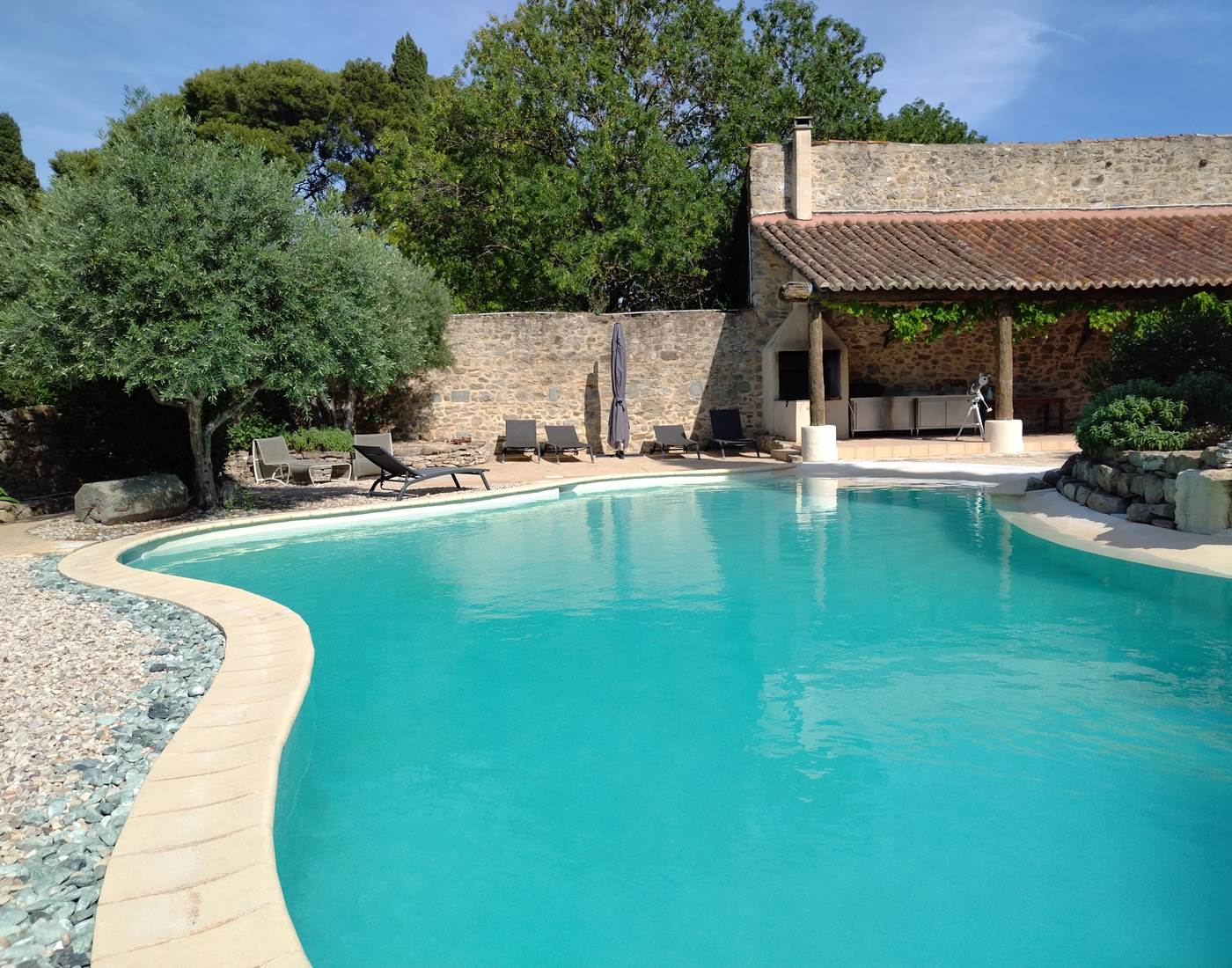 Se prélasser au bord de la piscine 👙🩳🕶️