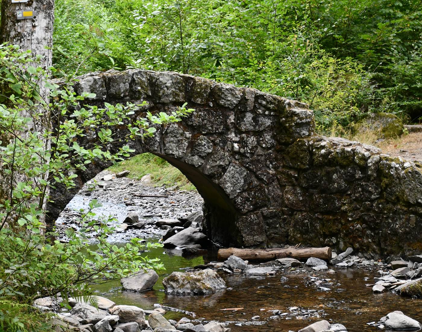 Muno: Pont de pierres sur le Ruisseau des Roches