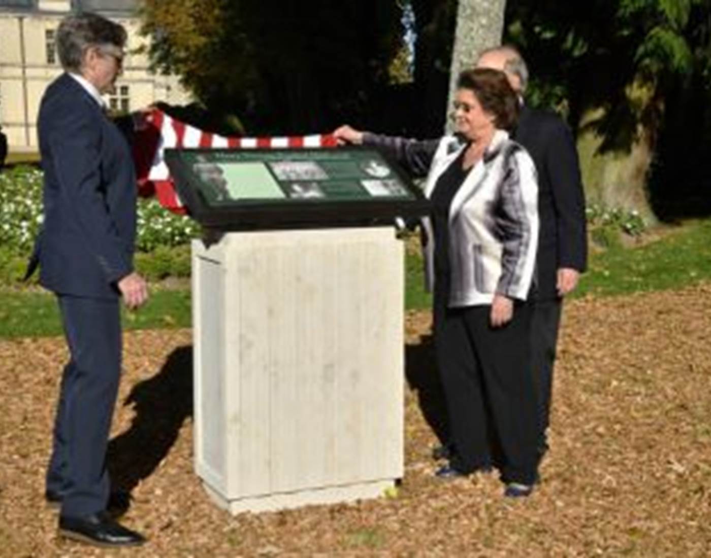 Dévoilement de la plaque commémorative