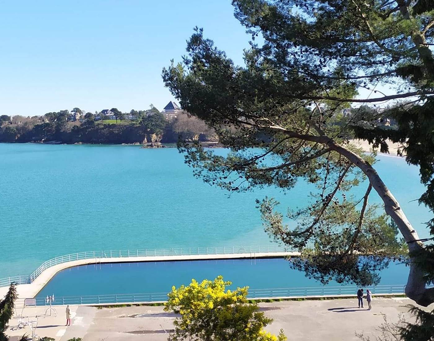 9) La piscine extérieure du Priéuré