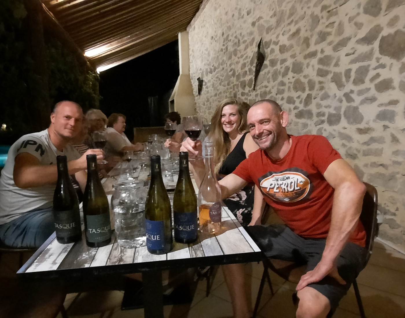 Ambiance familiale et conviviale lors de la table d'hôtes du Coq du Nord -Mailhac