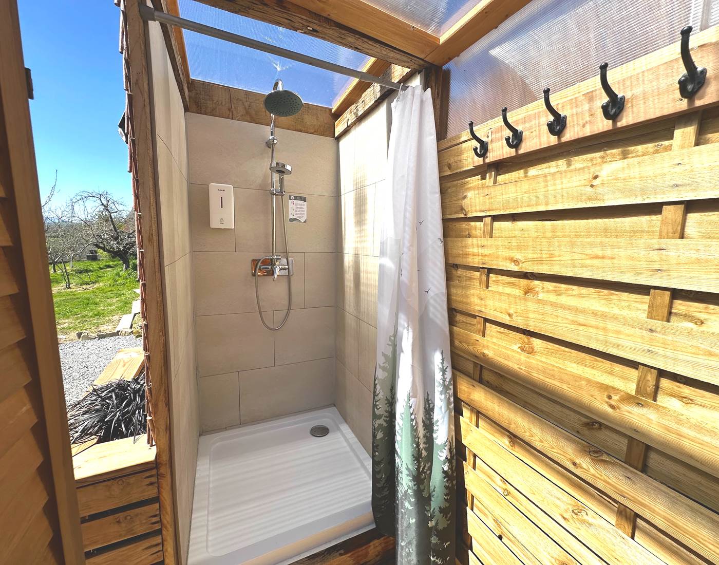 Douche abrité à gel douche corps et cheveux bio fourni