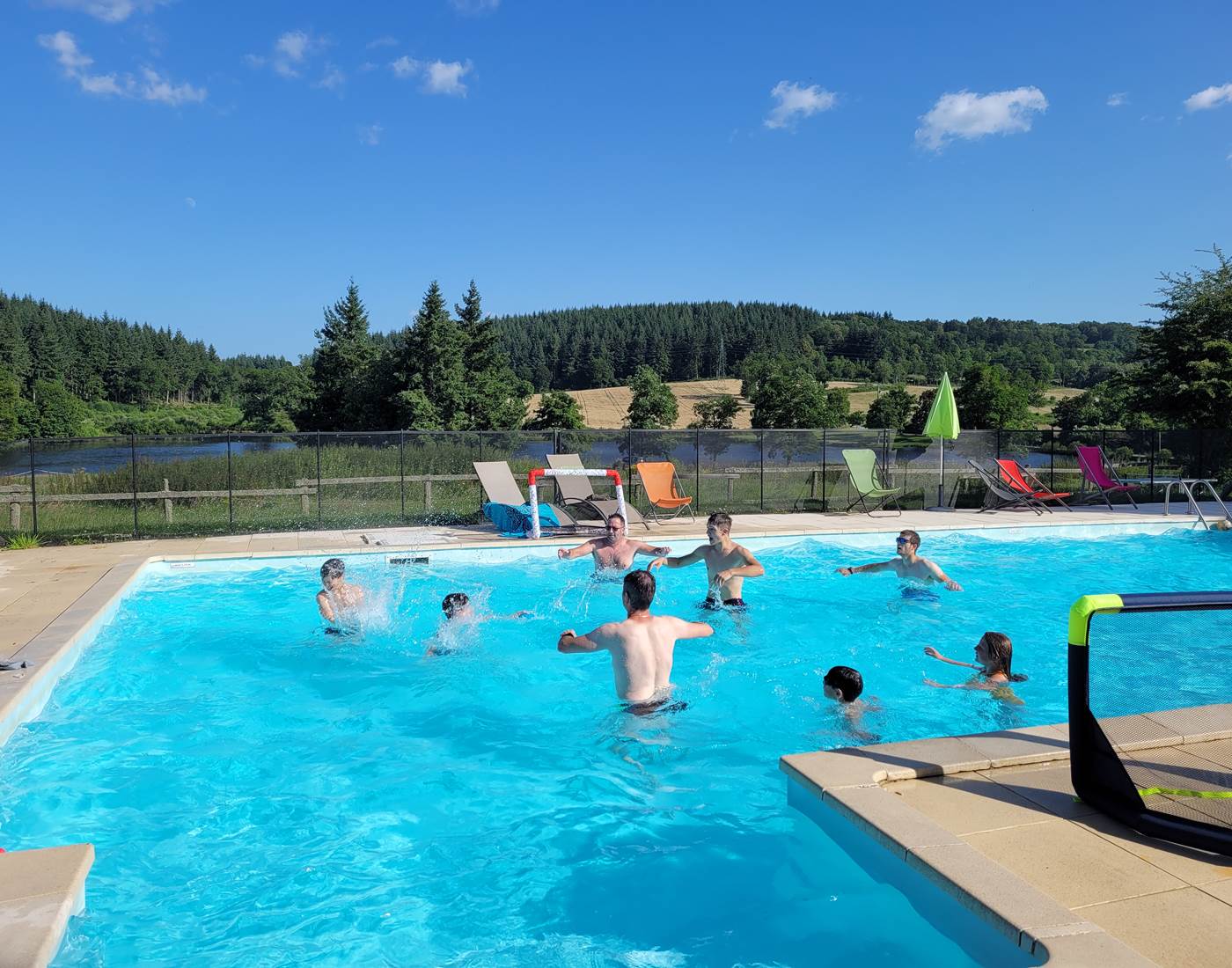 Water polo dans la piscine-page