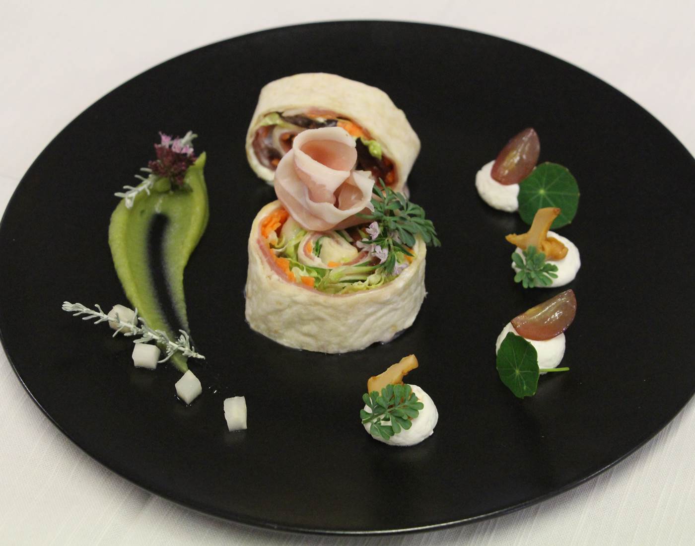 tortilla de jambon cru, au confit de cassis, pickles maison