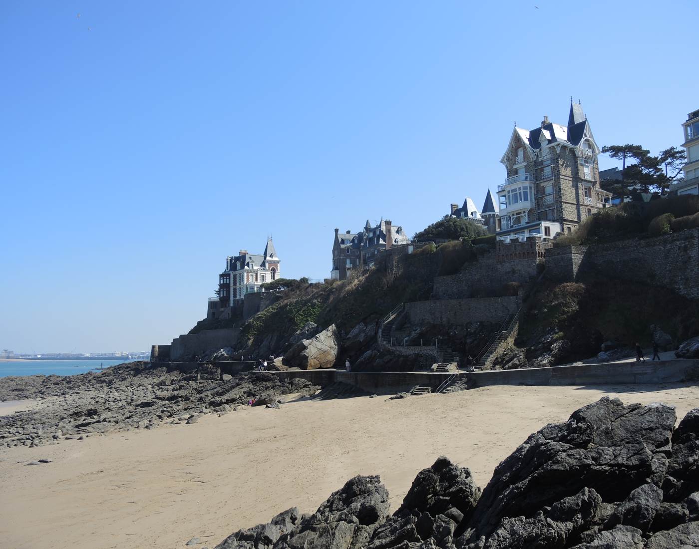 Clos de la Fontaine Dinard, le chemin de ronde pointe de la Malouine